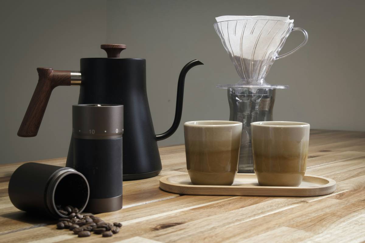 Bar chart comparing annual waste from disposable vs. reusable coffee filters: 365 disposables vs. 1 reusable per household