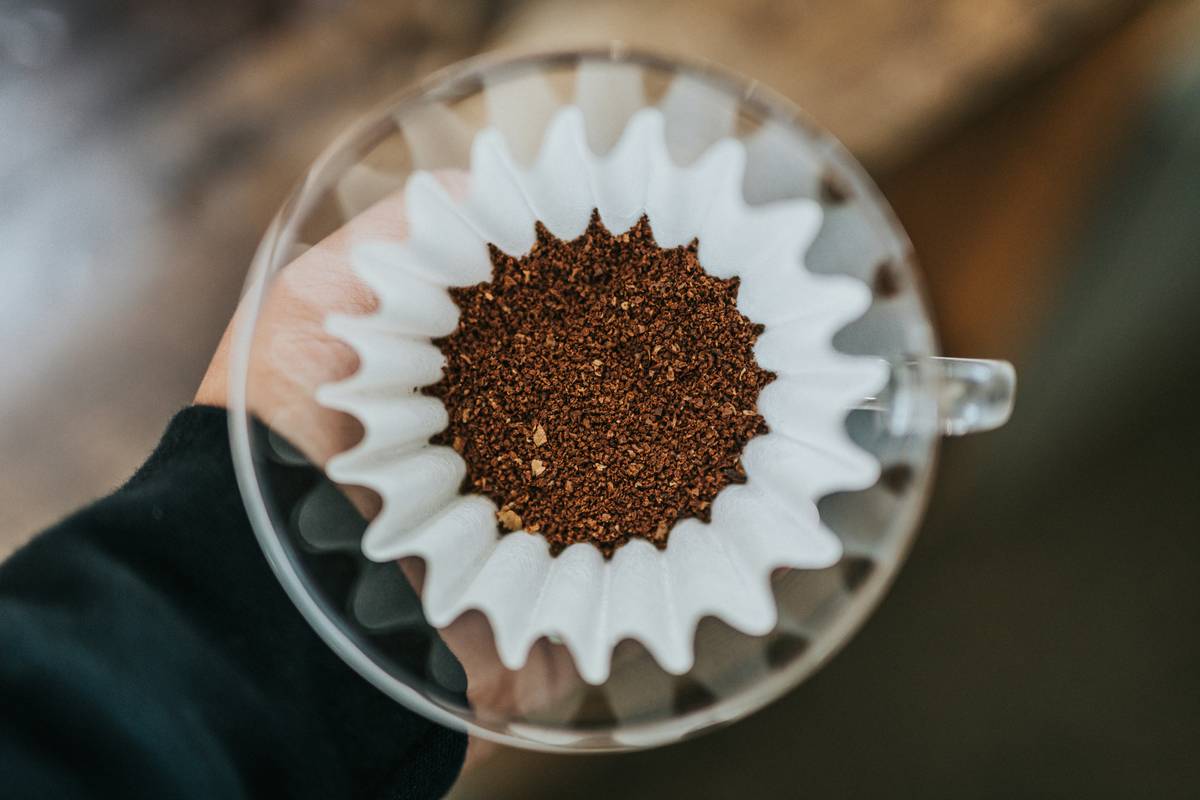 Infographic comparing annual waste from disposable vs. reusable coffee filters: 365 paper filters per person vs. 1 reusable lasting 3+ years