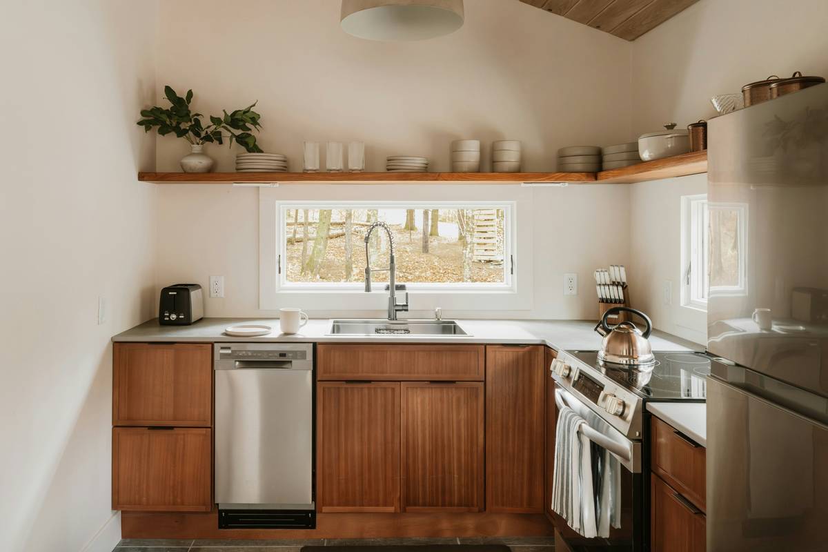 Side-by-side comparison showing melitta sustainable coffee filters versus disposable paper filters in eco-friendly kitchen setup